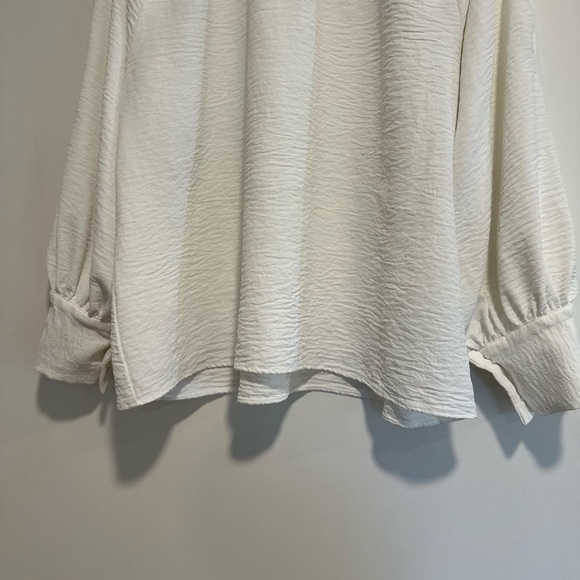 Calvin Klein Women's Medium Cold Shoulder White Blouse. Crushed Textured Fabric. - Picture 10 of 10